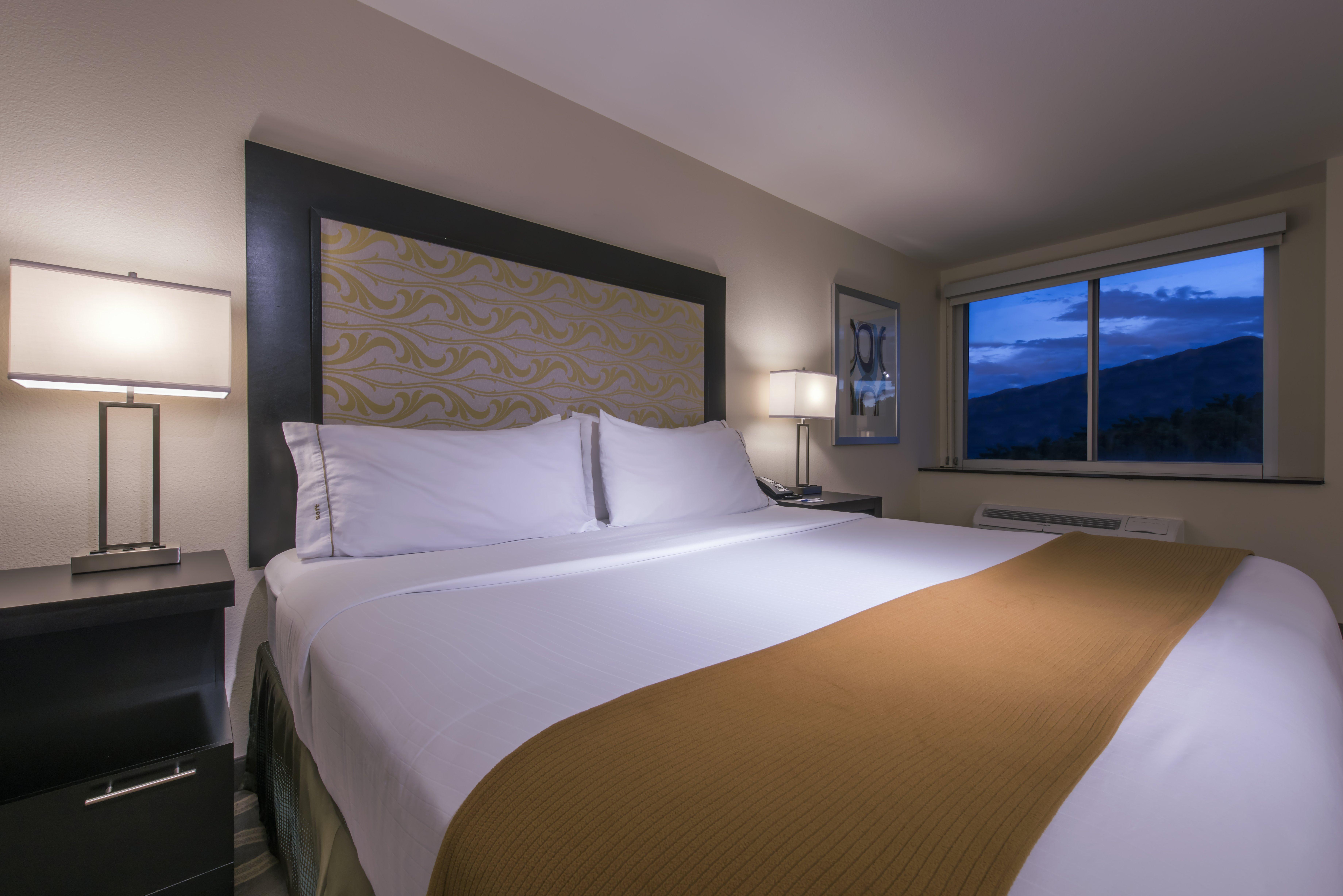 Holiday Inn Express & Suites Colorado Springs Central By Ihg Exterior foto