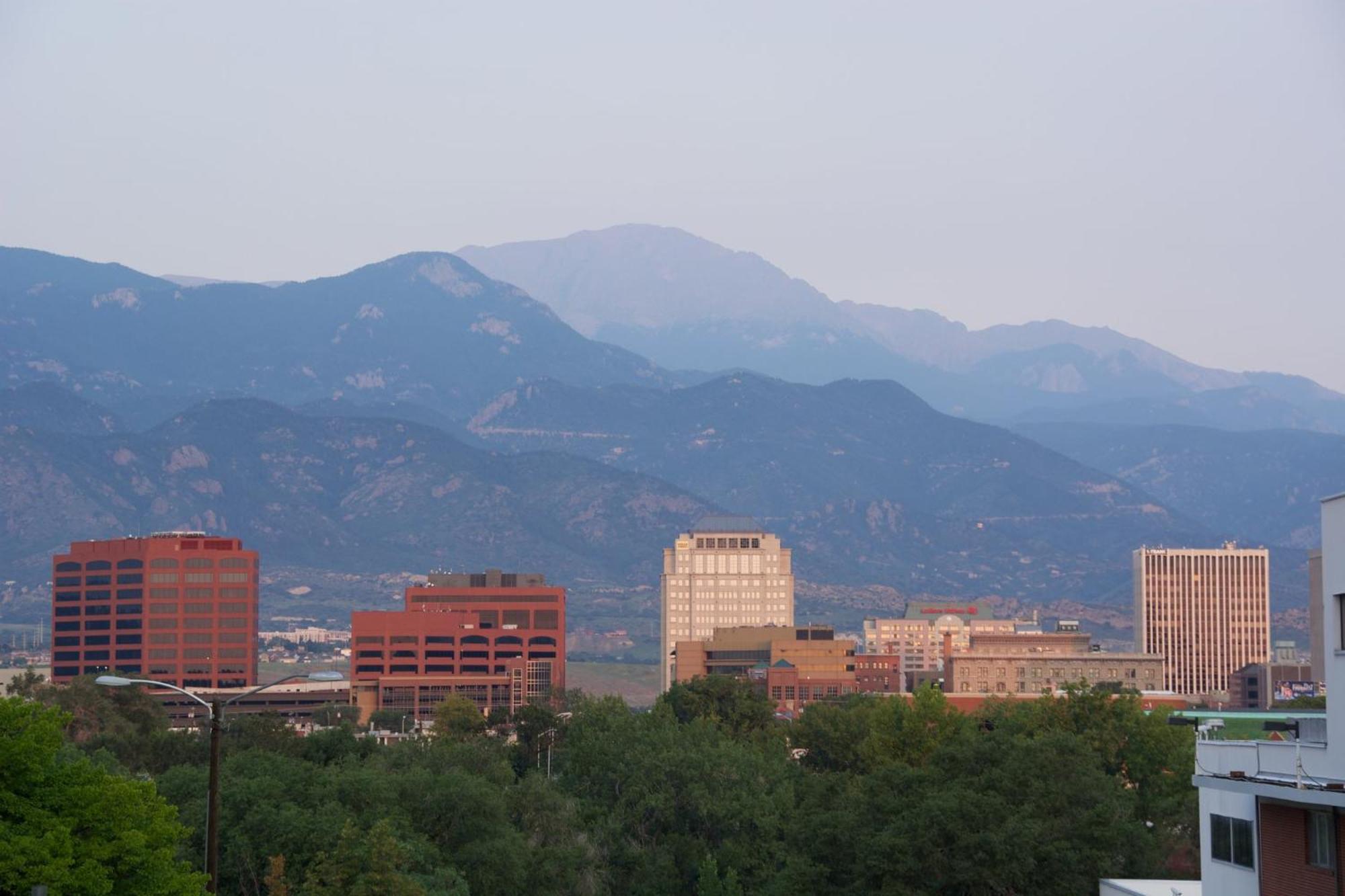 Holiday Inn Express & Suites Colorado Springs Central By Ihg Exterior foto